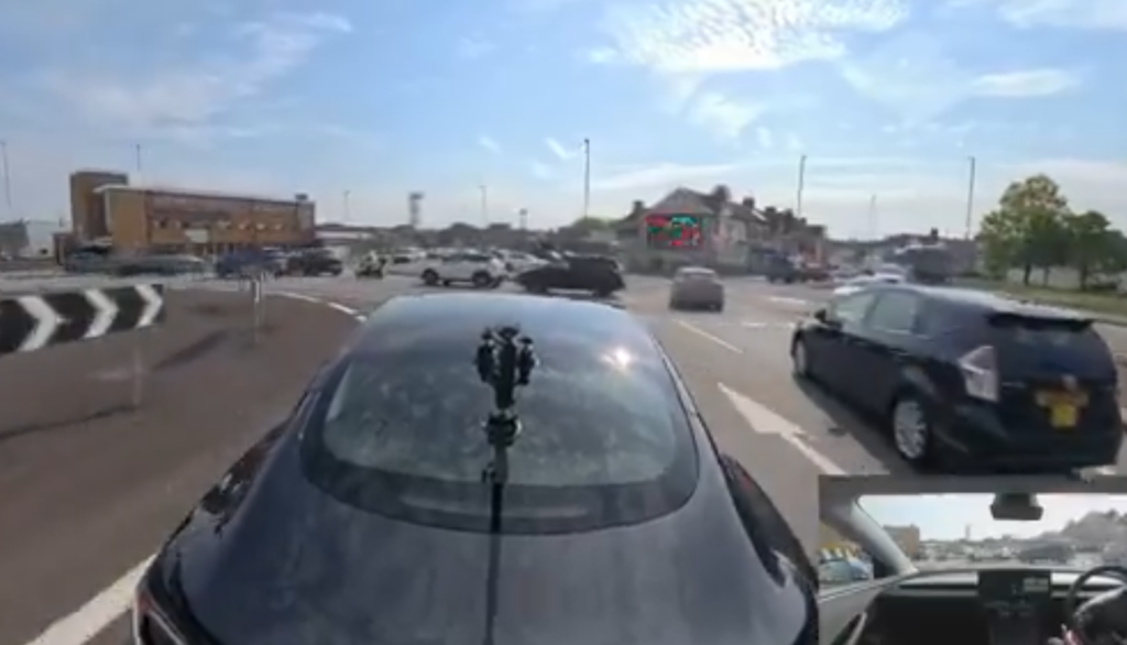 Εντυπωσιακή επίδειξη από Tesla – Ο αυτόματος πιλότος στην πιο χαοτική διασταύρωση της Βρετανίας (Βίντεο)