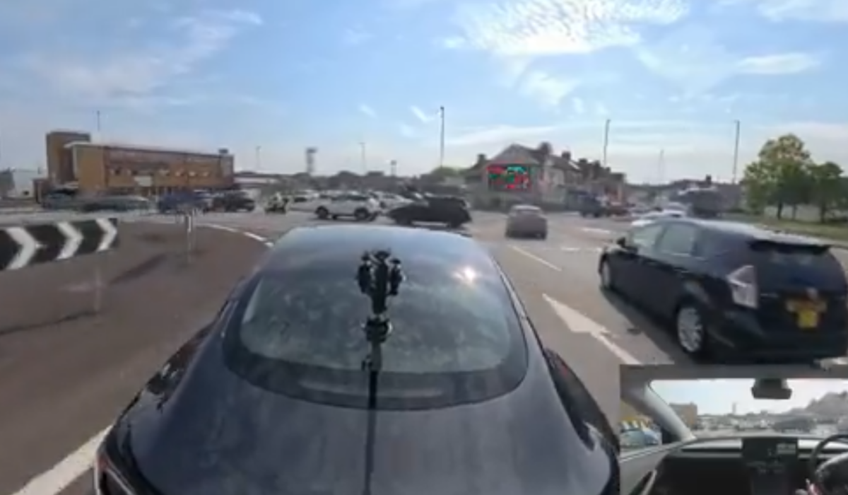 Εντυπωσιακή επίδειξη από Tesla – Ο αυτόματος πιλότος στην πιο χαοτική διασταύρωση της Βρετανίας (Βίντεο)