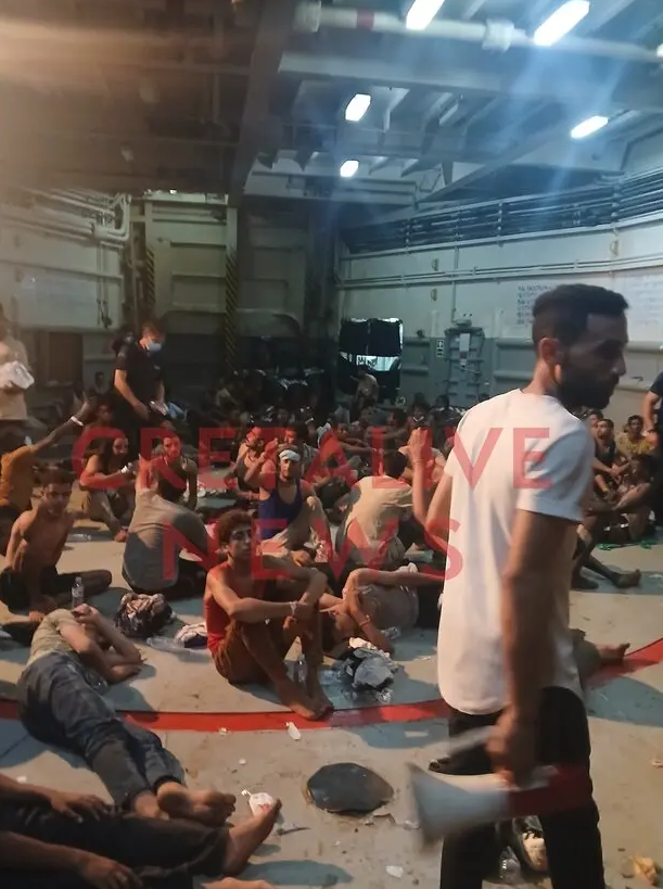 Αστυνομικοί καταγγέλλουν τις άθλιες συνθήκες μεταγωγής μεταναστών 2 Αστυνομικοί καταγγέλλουν τις άθλιες συνθήκες μεταγωγής μεταναστών