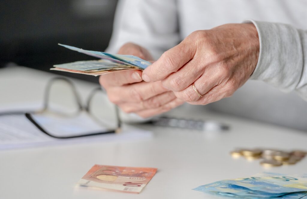 Πότε θα πληρωθούν οι συντάξεις Αυγούστου