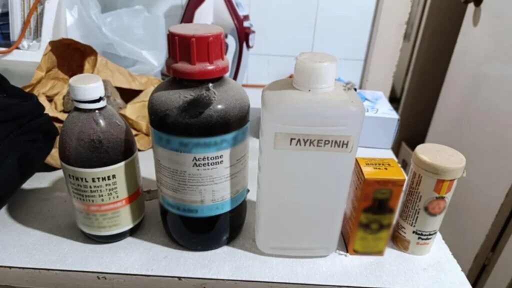Θεσσαλονίκη: 81χρονος «μπουρλοτιέρης» εκτόξευε ρουκέτες σε πολυκατοικία - Οπλοστάσιο το σπίτι του