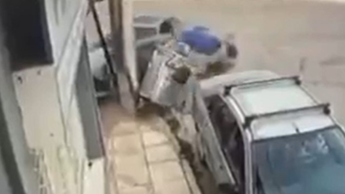 Σοκαριστικό βίντεο από το τροχαίο στο Ίλιον - Η στιγμή που ΙΧ παρασύρει 9χρονο και δύο ηλικιωμένους