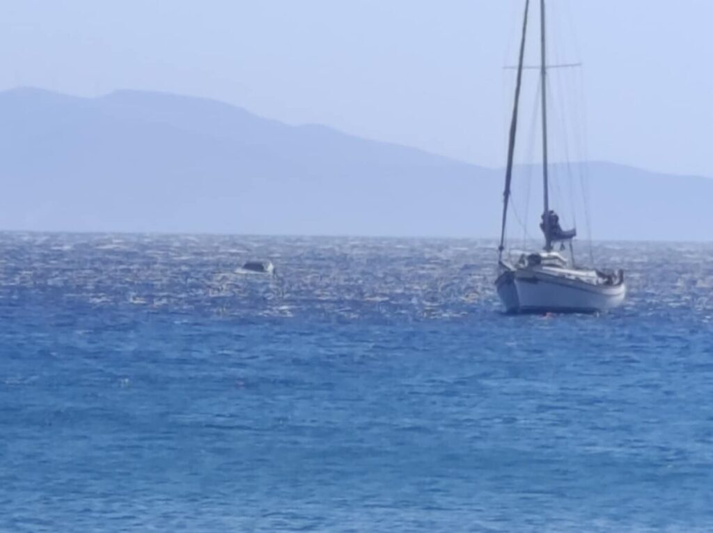 Τήνος: Αυτοκίνητο έπεσε στη θάλασσα στο λιμάνι του Όρμου Υστερνίων – Απίστευτες εικόνες