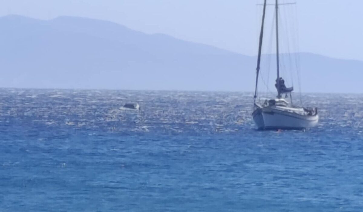 Τήνος: Αυτοκίνητο έπεσε στη θάλασσα στο λιμάνι του Όρμου Υστερνίων – Απίστευτες εικόνες
