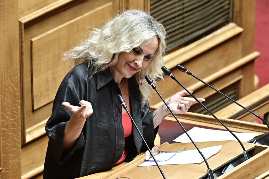 Η βουλευτής της Πλεύσης τραγουδά Βιτάλη στη Βουλή (Βίντεο)