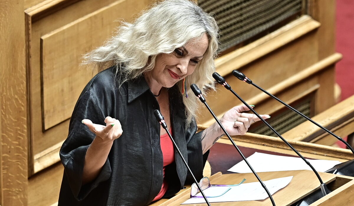 Η βουλευτής της Πλεύσης τραγουδά Βιτάλη στη Βουλή (Βίντεο)