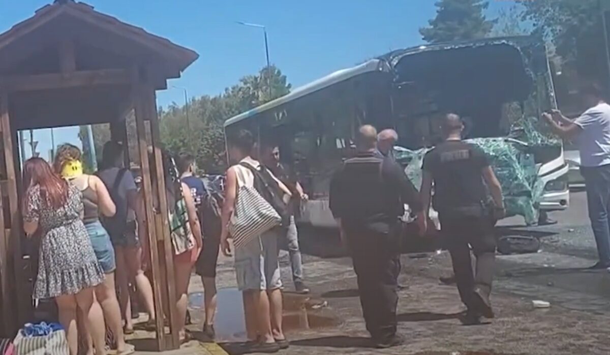 Σύγκρουση λεωφορείων στη Βούλα: Δεκάδες οι τραυματίες – Η οδηγός φέρεται να ένιωσε αδιαθεσία (βίντεο)