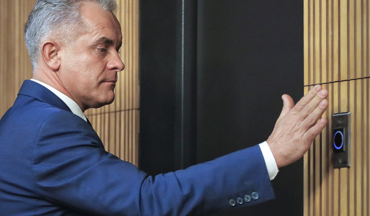 Βλαντιμίρ Πλαχοτνιούκ: Πώς η ΕΛ.ΑΣ συνέλαβε τον ολιγάρχη που εμπλέκεται στην «κλοπή του αιώνα» – Τον κατέβασαν από αεροπλάνο