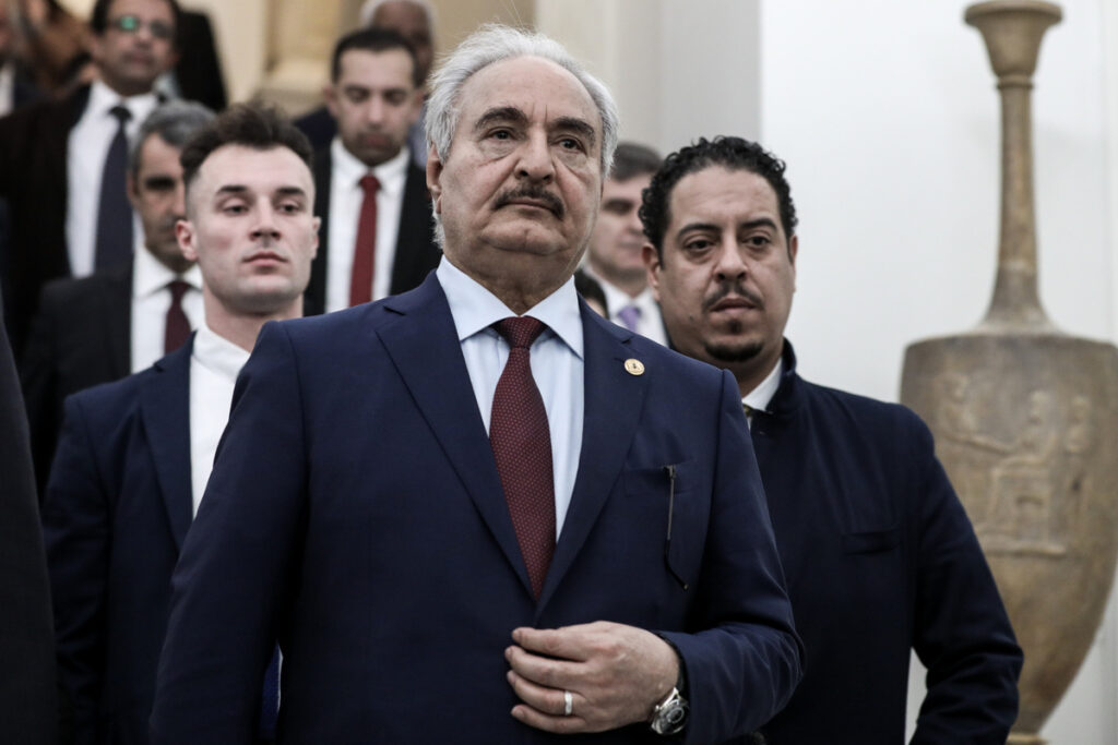 Ο «τσαμπουκάς» του Χαφτάρ στην ΕΕ ανεβάζει την ένταση στο μεταναστευτικό