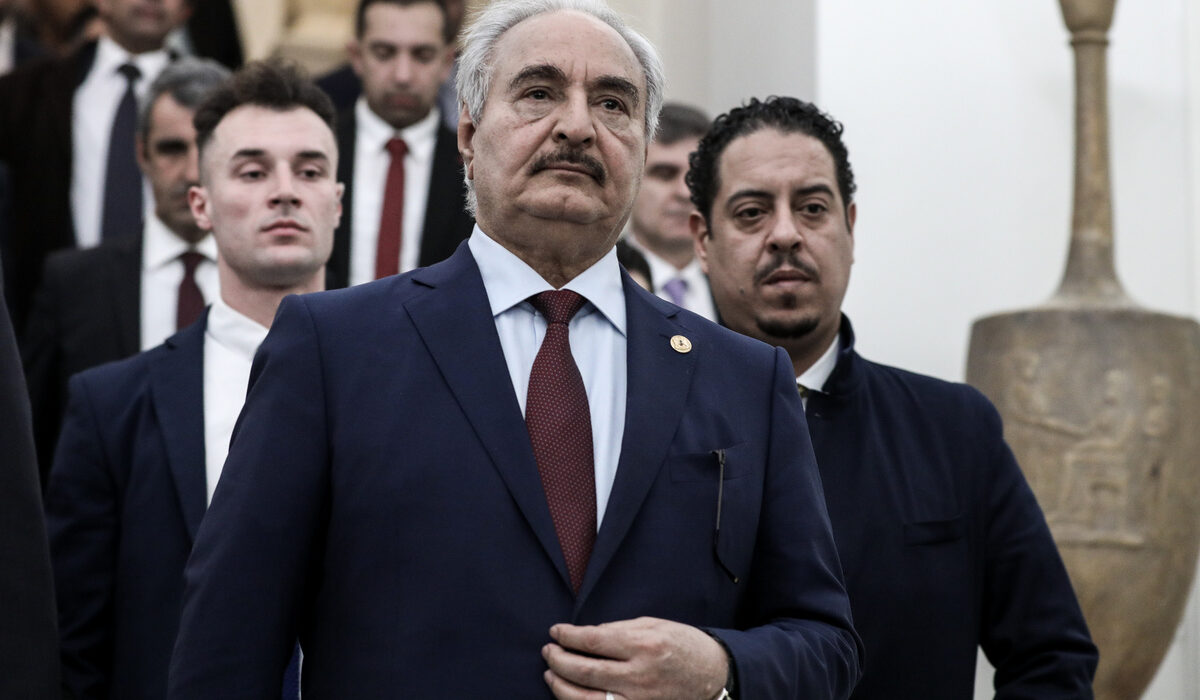 Ο «τσαμπουκάς» του Χάφταρ στην ΕΕ ανεβάζει την ένταση στο μεταναστευτικό