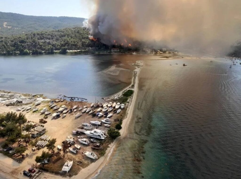 Μεγάλη φωτιά τώρα στη Χαλκιδική – Ήχησε για εκκένωση το 112 (Εικόνες, Βίντεο)