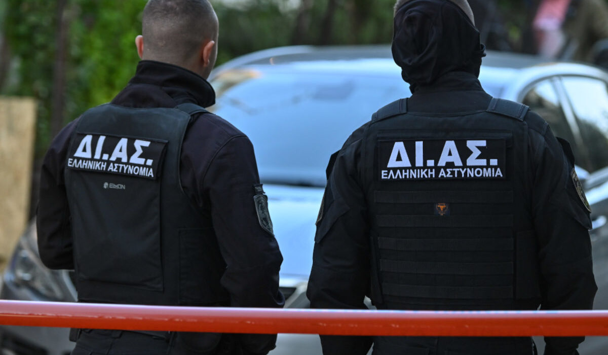 Θρίλερ στο Αιγάλεω: Απείλησαν με όπλο τον δήμαρχο