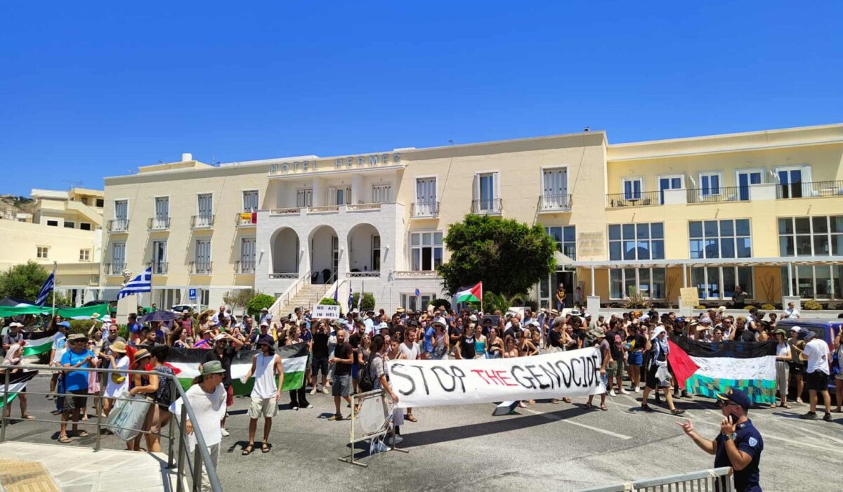 Σύρος: Μπλόκο σε κρουαζιερόπλοιο με Ισραηλινούς – Τους περίμεναν στο λιμάνι με παλαιστινιακές σημαίες και συνθήματα