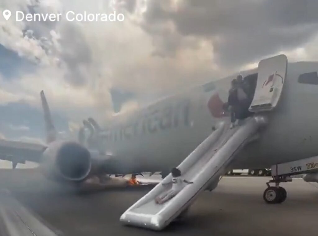 ΗΠΑ: Πανικός σε αεροπλάνο της American Airlines πριν την απογείωση, εκκενώθηκε φλεγόμενο Boeing