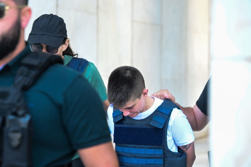 Με σκυμμένο το κεφάλι βγήκε από τη ΓΑΔΑ η Ειρήνη Μουρτζούκου – Προσπάθησαν να της αποσπάσουν ομολογία οι Αστυνομικοί