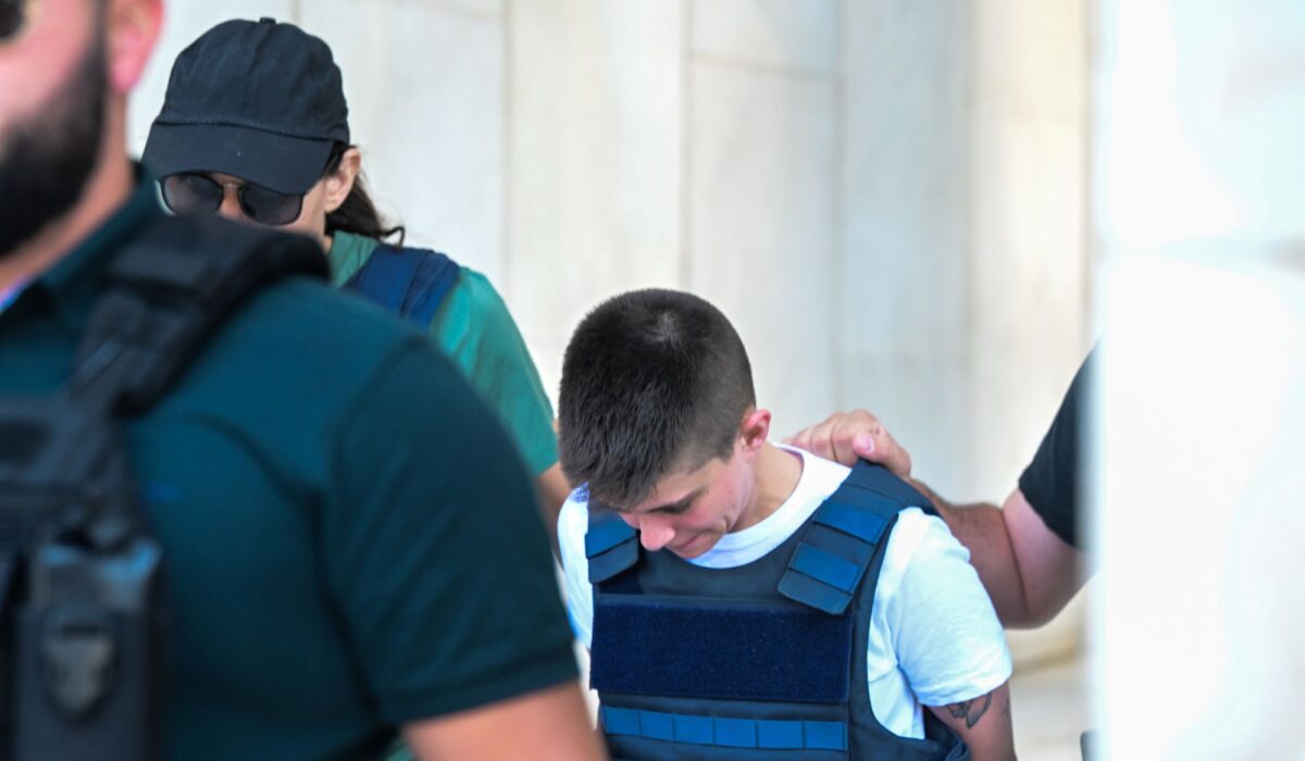 Με σκυμμένο το κεφάλι βγήκε από τη ΓΑΔΑ η Ειρήνη Μουρτζούκου – Προσπάθησαν να της αποσπάσουν ομολογία οι Αστυνομικοί