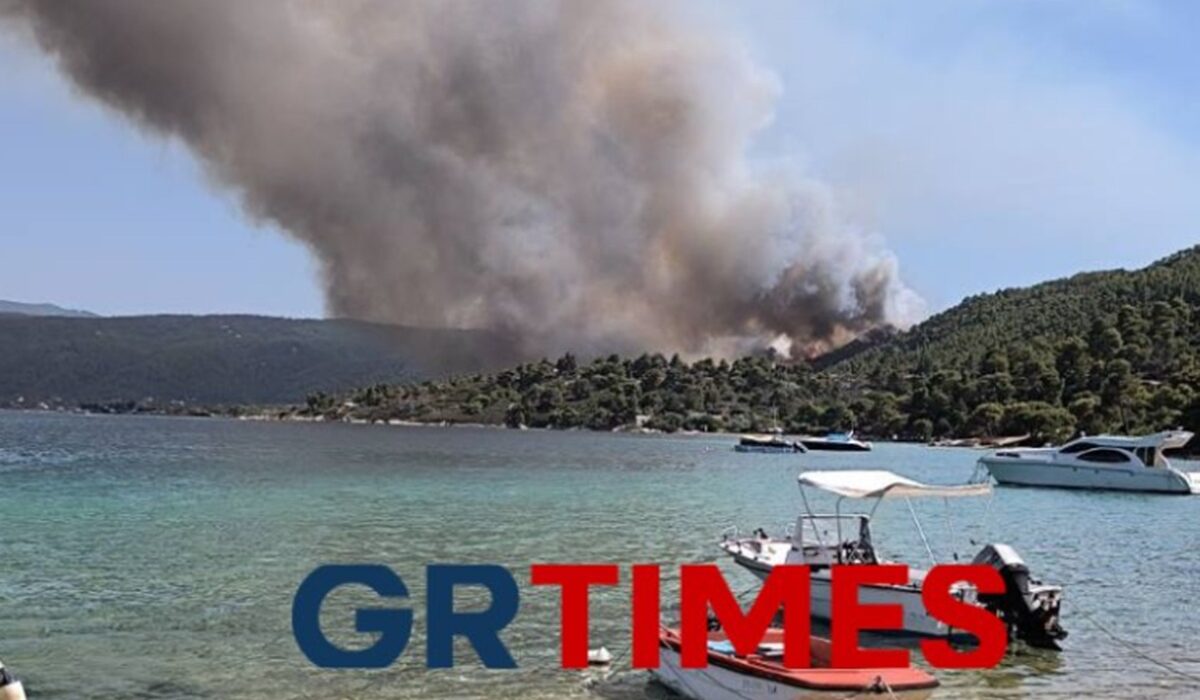 Χαλκιδική: Υπό έλεγχο η φωτιά στη Βουρβουρού – Παραμένουν ισχυρές πυροσβεστικές δυνάμεις στο σημείο