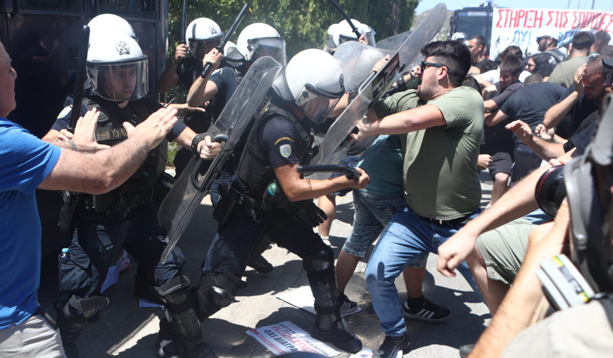Ένταση και χημικά στη Σύνοδο Πρυτάνεων στην Ανάβυσσο – Αντιδράσεις φοιτητών για το νομοσχέδιο (εικόνες, βίντεο)