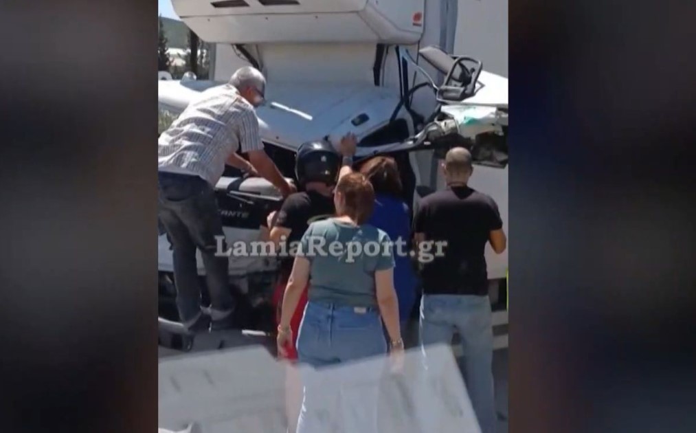 Βοιωτία: Μετωπική σύγκρουση φορτηγών – Ο κόσμος προσπαθούσε να απεγκλωβίσει τον οδηγό (Βίντεο)