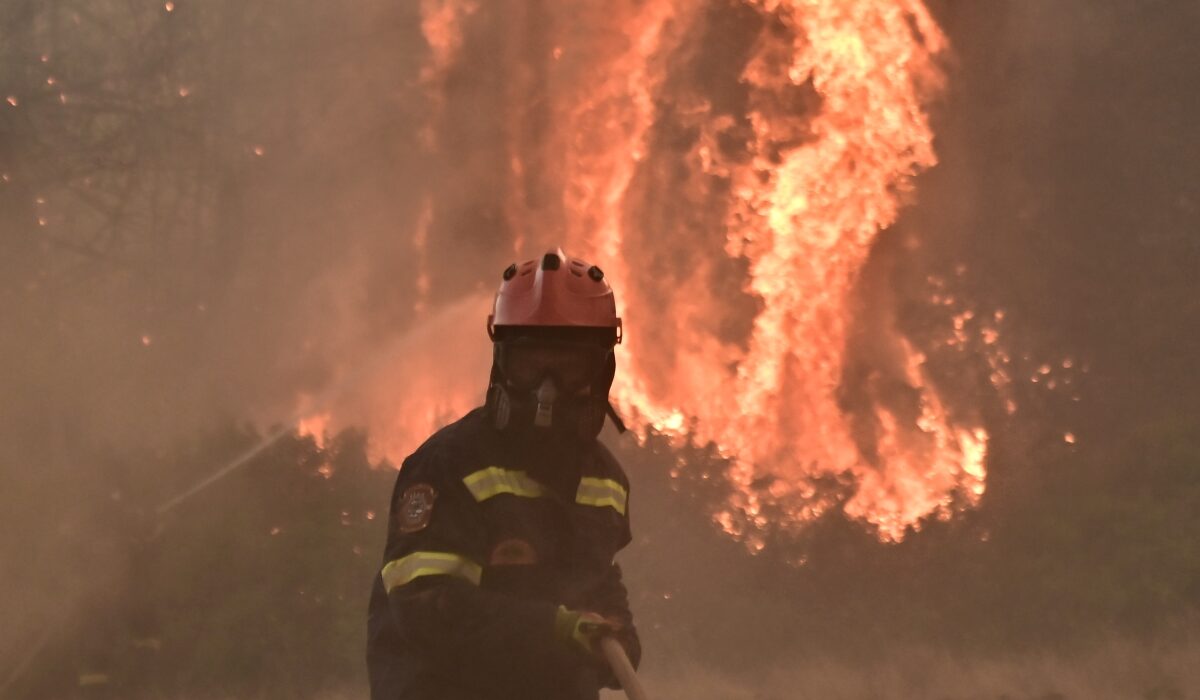 Στο «κόκκινο» η Αττική και άλλες τέσσερις περιοχές για φωτιά την Τρίτη – Οδηγίες στους πολίτες