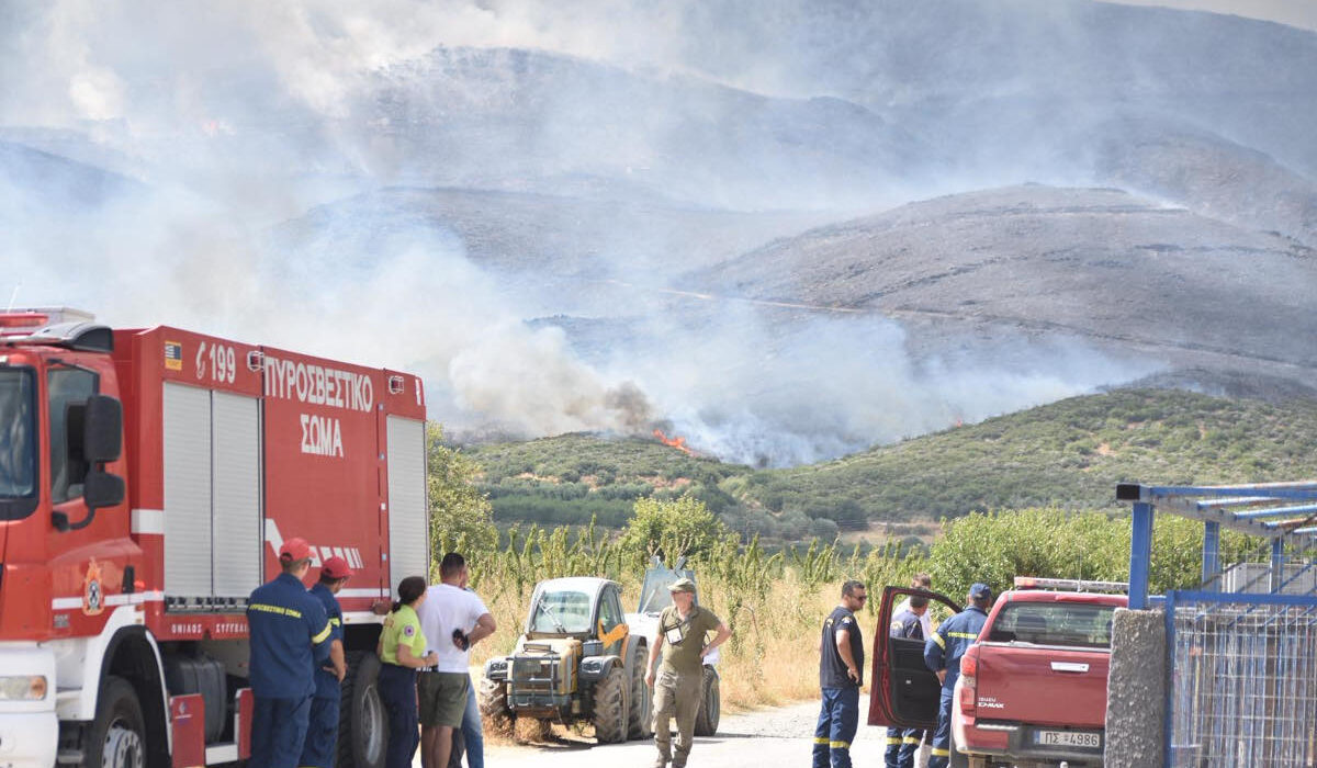 Φωτιά στην Αγιά Λάρισας: Δύο πυροσβέστες στο Κέντρο Υγείας με εγκαύματα, κάηκε όχημα της Υπηρεσίας