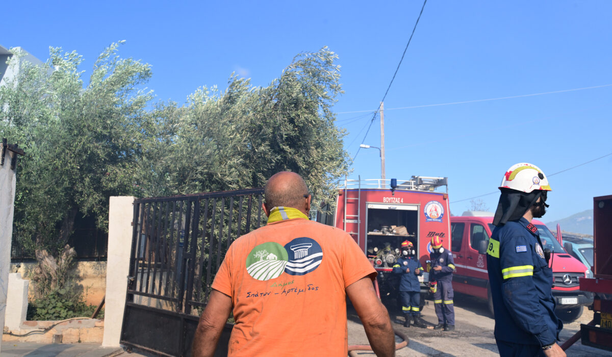 Απεγκλωβισμός ηλικιωμένης από φωτιά