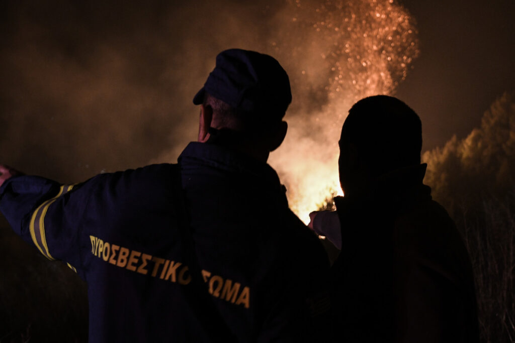 Πυροσβέστες επιχειρούν σε φωτιά το βράδυ