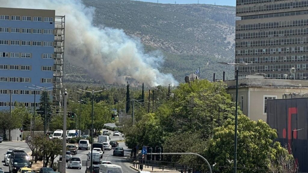Φωτιά τώρα στους πρόποδες του Υμηττού – Βίντεο και εικόνες