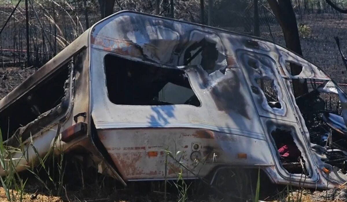 Υπό έλεγχο η φωτιά στο Μαραθώνα – Κάηκαν αποθήκη και τροχόσπιτο (βίντεο)