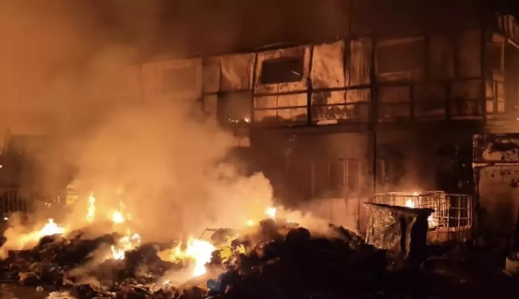 Φωτιά σε εργοστάσιο ανακύκλωσης στη Μυτιλήνη – Ήχησε το 112 για τοξικούς καπνούς