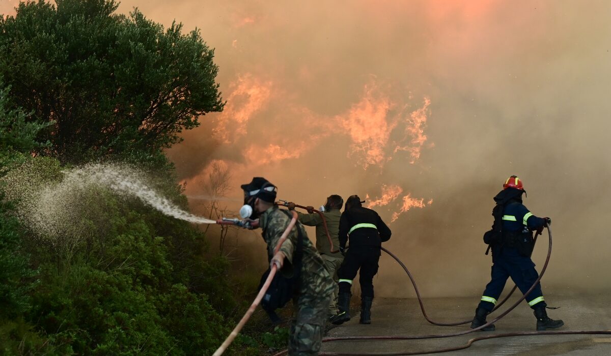 Βελτιωμένη η εικόνα της φωτιάς στην Κάρυστο – Διάσπαρτες εστίες και φόβοι για αναζωπυρώσεις