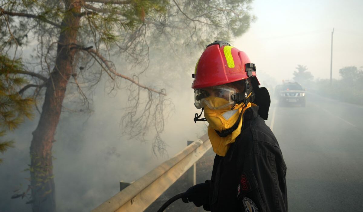 Πύρινη κόλαση στην Κύπρο: 2 νεκροί και πολλά καμένα σπίτια – Στέλνει δασοκομάντος η Ελλάδα (Εικόνες, Βίντεο)