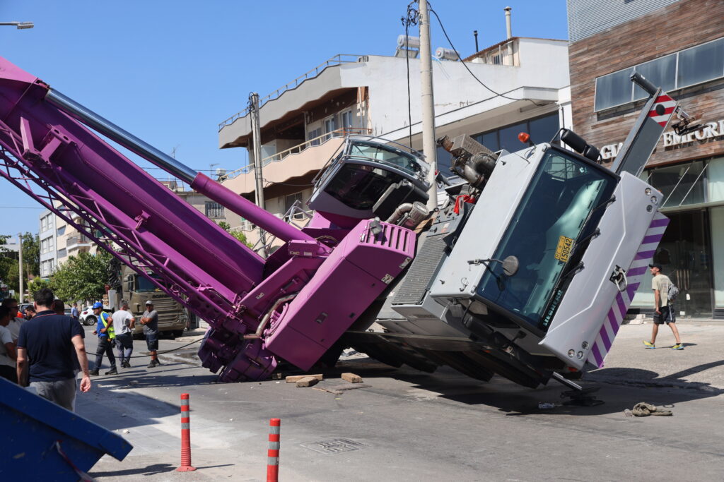 Περιστέρι: Πώς έγινε το ατύχημα με τον γερανό που έπεσε σε πολυκατοικία – Πήδηξε για να σωθεί ο χειριστής