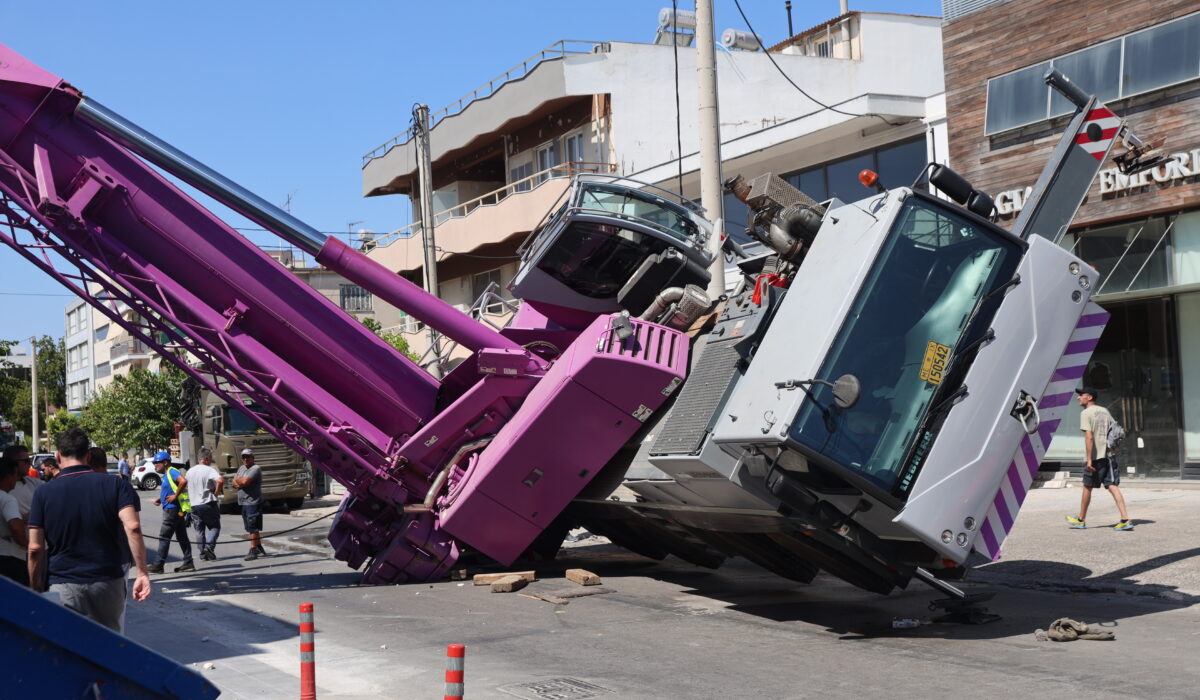 Περιστέρι: Πώς έγινε το ατύχημα με τον γερανό που έπεσε σε πολυκατοικία – Πήδηξε για να σωθεί ο χειριστής