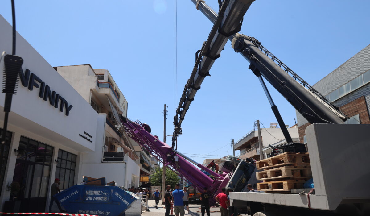 Γερανός έπεσε σε σπίτι στο Περιστέρι: «Θα μπορούσα να είχα σκοτωθεί» λέει η ιδιοκτήτρια – Βίντεο drone