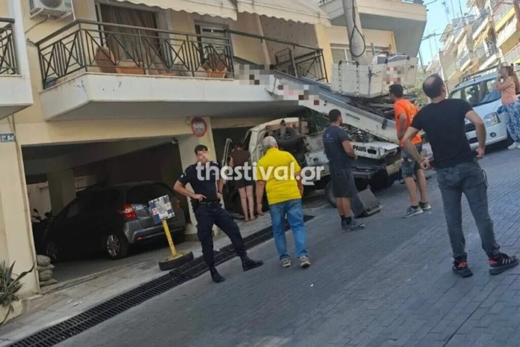 Απίστευτο περιστατικό στη Θεσσαλονίκη: Γερανός έπεσε σε διαμέρισμα πολυκατοικίας (Εικόνες)