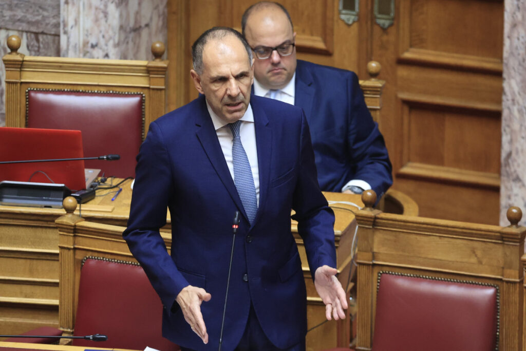 Ο Γιώργος Γεραπετρίτης στη Βουλή για την τροπολογία που αφορά το μεταναστευτικό