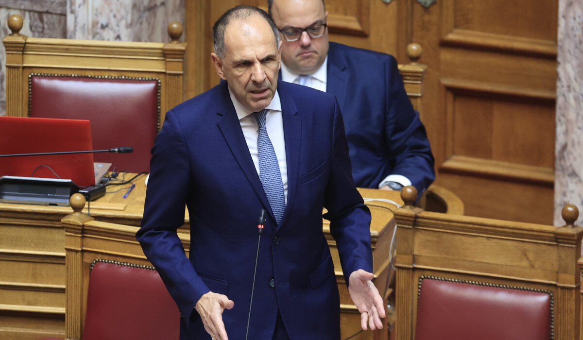 Ο Γιώργος Γεραπετρίτης στη Βουλή για την τροπολογία που αφορά το μεταναστευτικό
