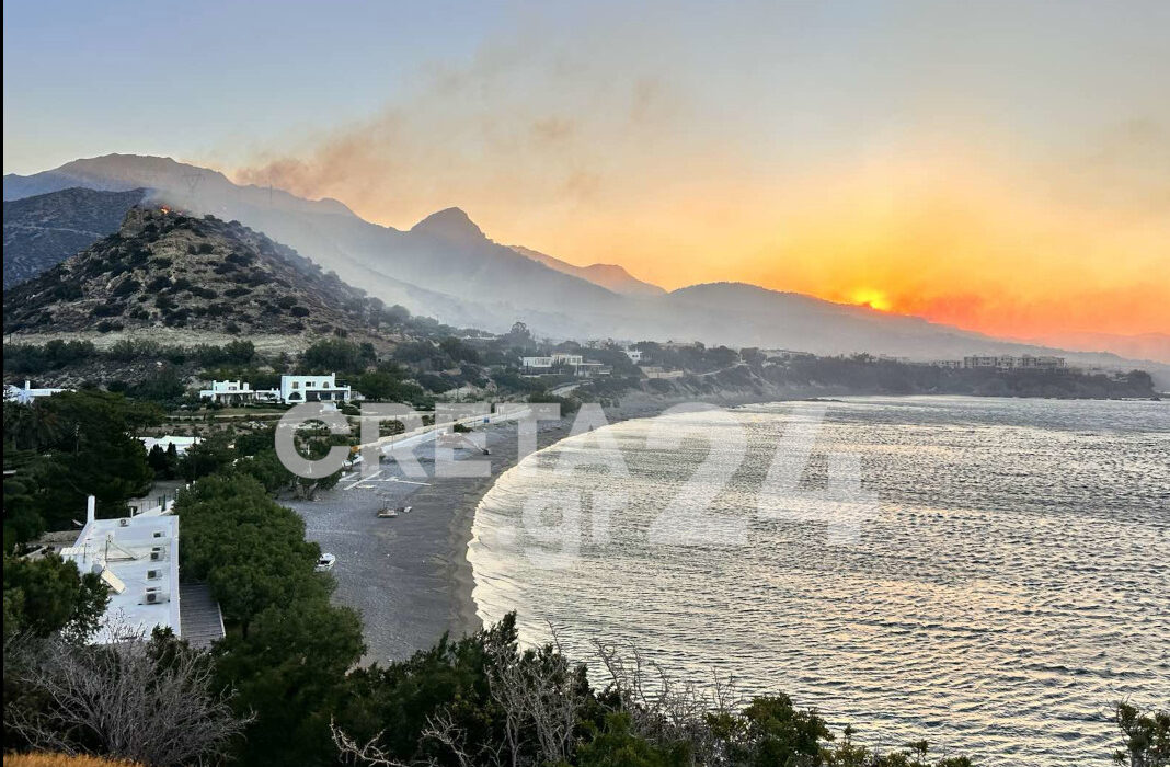 «Κόλαση» φωτιάς στην Ιεράπετρα: Μαζική εκκένωση ξενοδοχείων, κάηκαν σπίτια – Τρία τα μέτωπα