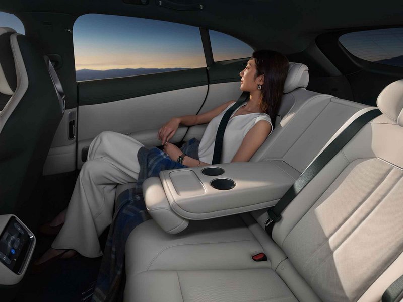 &Gamma;&iota;&alpha; &pi;&omicron;&iota;&omicron; &nu;έ&omicron; SUV &xi;&epsilon;&pi;έ&rho;&alpha;&sigma;&alpha;&nu; &omicron;&iota; &pi;&alpha;&rho;&alpha;&gamma;&gamma;&epsilon;&lambda;ί&epsilon;&sigmaf; &tau;&iota;&sigmaf; 300.000 &mu;έ&sigma;&alpha; &sigma;&epsilon; &mu;ό&lambda;&iota;&sigmaf; 72 ώ&rho;&epsilon;&sigmaf;;