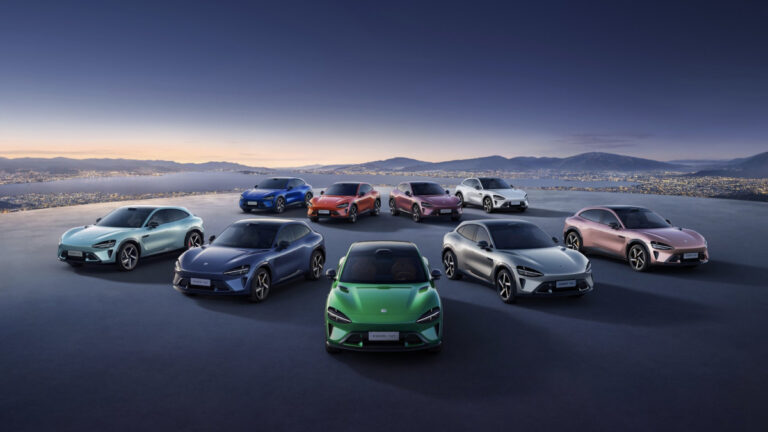 &Gamma;&iota;&alpha; &pi;&omicron;&iota;&omicron; &nu;έ&omicron; SUV &xi;&epsilon;&pi;έ&rho;&alpha;&sigma;&alpha;&nu; &omicron;&iota; &pi;&alpha;&rho;&alpha;&gamma;&gamma;&epsilon;&lambda;ί&epsilon;&sigmaf; &tau;&iota;&sigmaf; 300.000 &mu;έ&sigma;&alpha; &sigma;&epsilon; &mu;ό&lambda;&iota;&sigmaf; 72 ώ&rho;&epsilon;&sigmaf;;