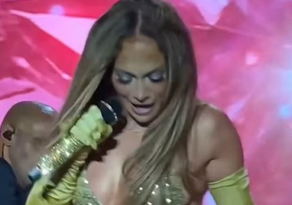 Jennifer Lopez: Της έπεσε η φούστα στη σκηνή – «Ευτυχώς φόρεσα εσώρουχο» (Βίντεο)