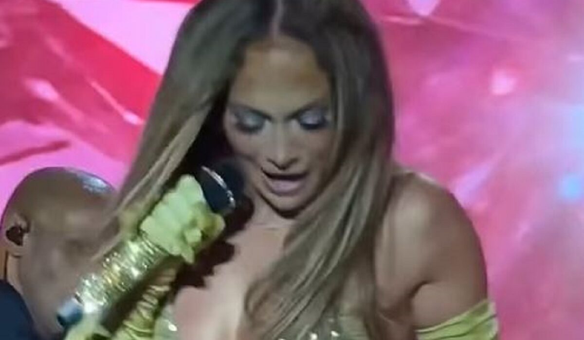 Jennifer Lopez: Της έπεσε η φούστα στη σκηνή – «Ευτυχώς φόρεσα εσώρουχο» (Βίντεο)