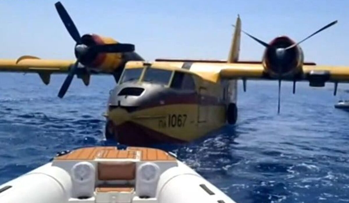 Κορινθιακός: Η ρυμούλκηση του Canadair που αναγκάστηκε σε προσθαλάσσωση – Βίντεο