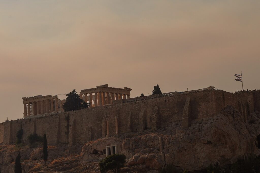Αποπνικτική η ατμόσφαιρα στην Αθήνα από τις φωτιές – 5 στο νοσοκομείο