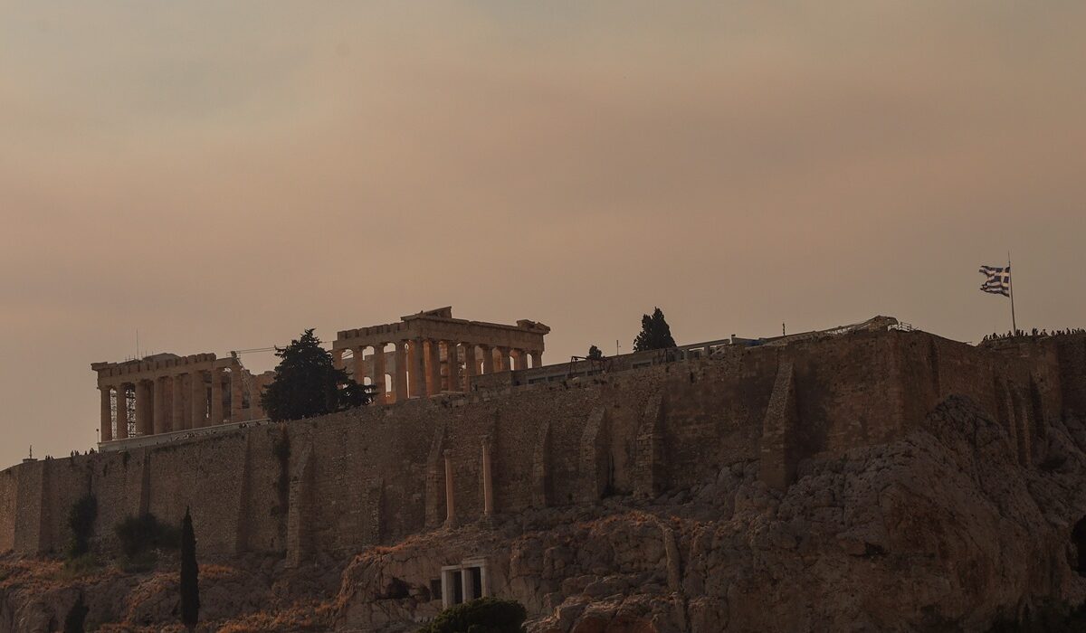 Αποπνικτική η ατμόσφαιρα στην Αθήνα από τις φωτιές – 5 στο νοσοκομείο