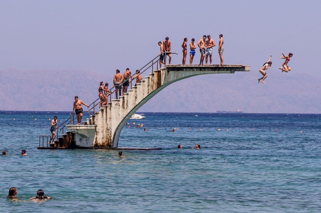 Καύσωνας: Τα χειρότερα ξεκινούν από σήμερα – Δεν θα δροσίσει ούτε τη Δευτέρα