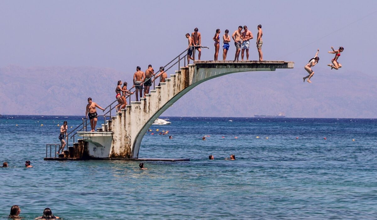 Καύσωνας: Τα χειρότερα ξεκινούν από σήμερα – Δεν θα δροσίσει ούτε τη Δευτέρα
