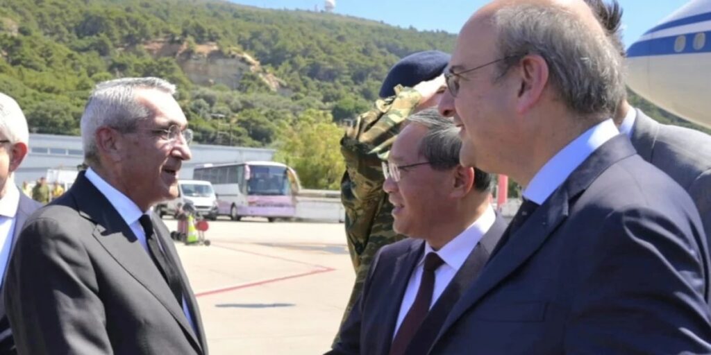 Στη Ρόδο για ιδιωτική επίσκεψη ο Κινέζος πρωθυπουργός – Τον υποδέχθηκε ο Κ. Χατζηδάκης