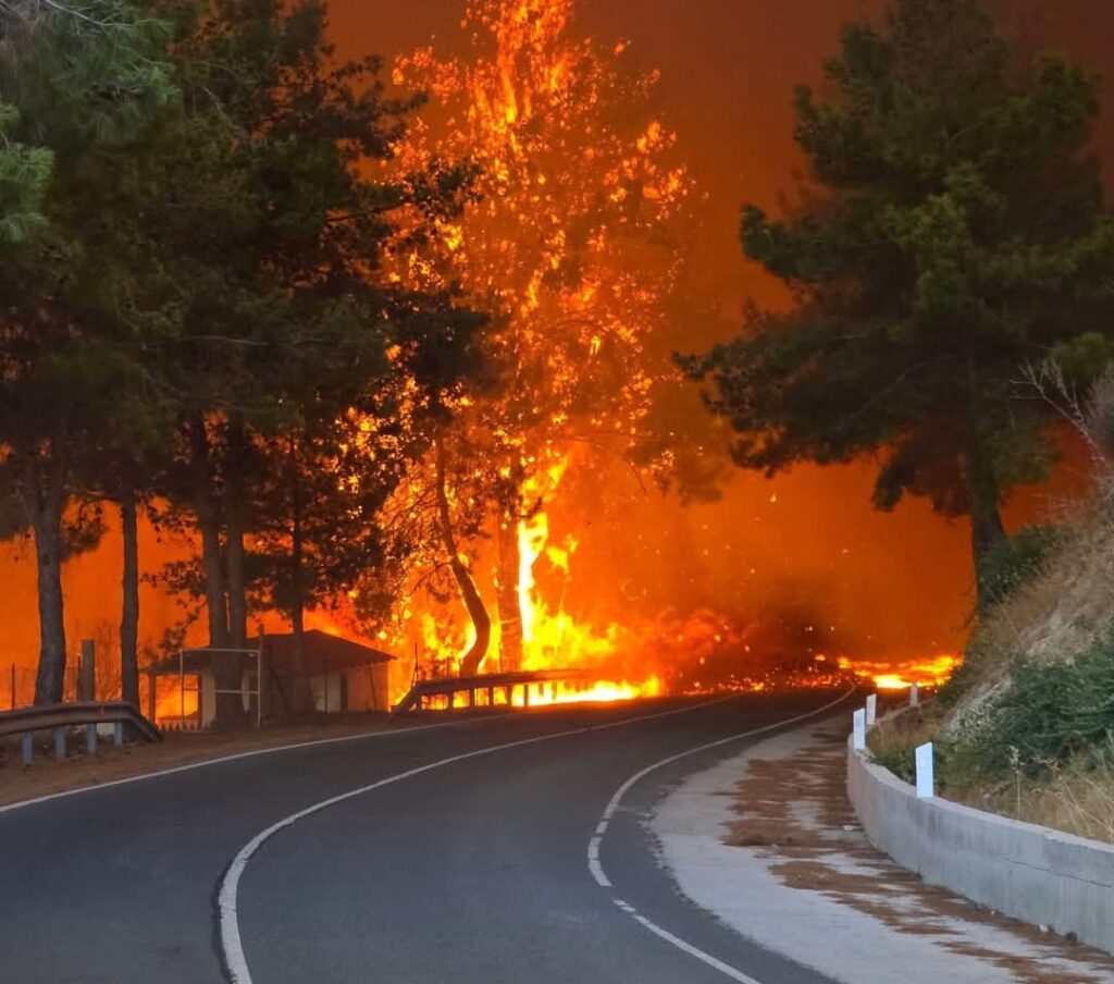 Κόλαση φωτιάς στην Κύπρo με δύο νεκρούς: Συνεχείς εκκενώσεις, καίγονται σπίτι – Βοήθεια από Ισπανία και Ιορδανία